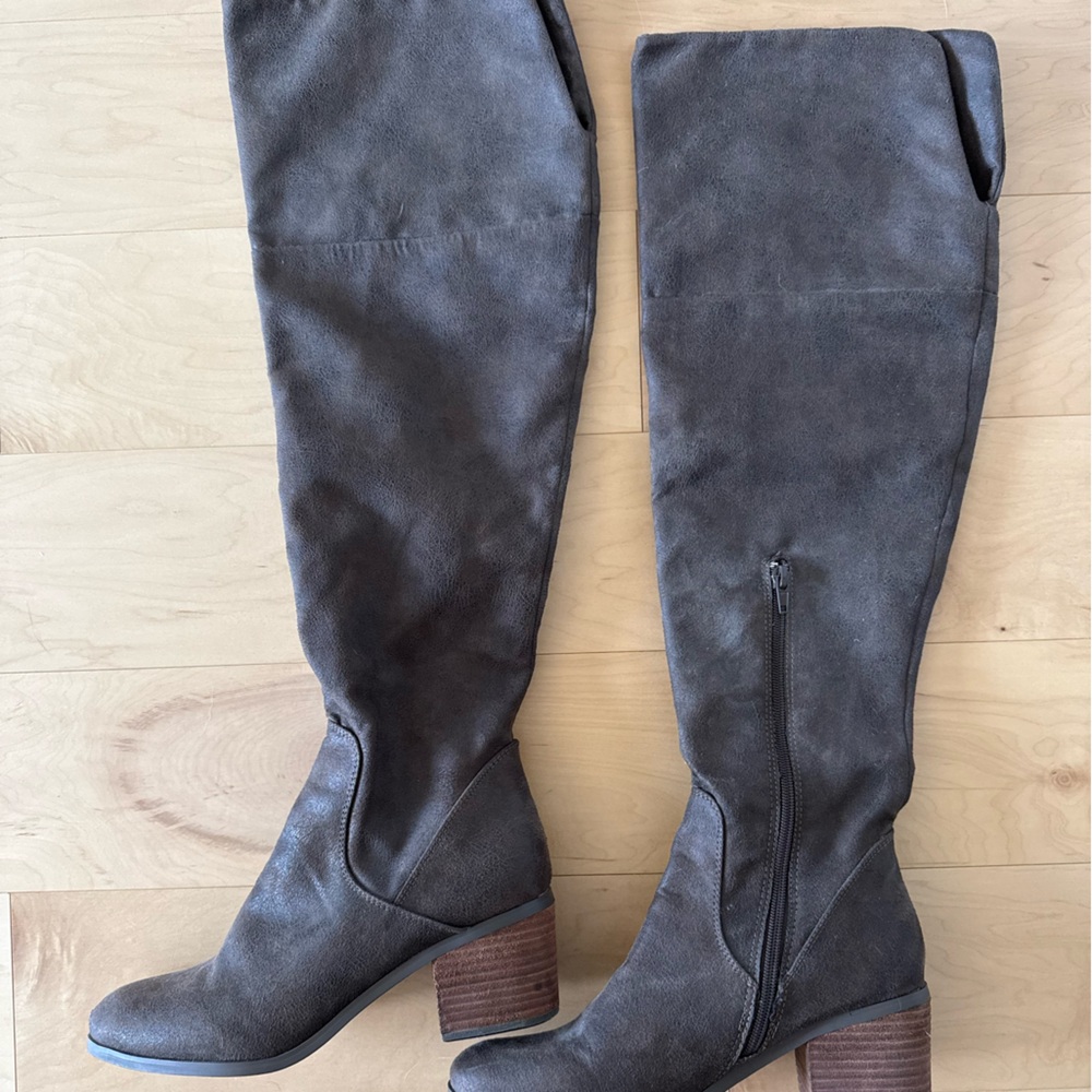 Knee high brown boots, size 9